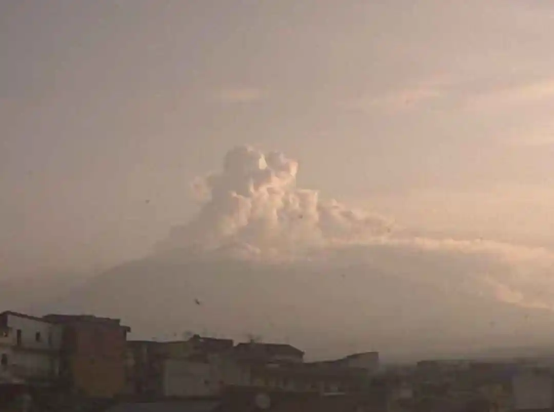 Image from 95047.it: ETNA, NUOVA ATTIVITÀ ESPLOSIVA AL CRATERE DI SUD-EST: NUBE ERUTTIVA VE...