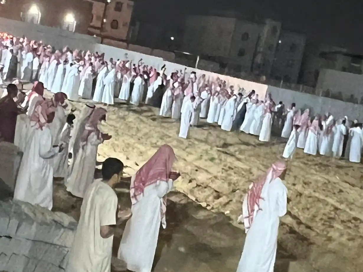 Image from صحيفة البيان: جموع غفيرة تشيع جنازة الشاعر والإعلامي موسى محرق في مقبرة الظبية بمحا...