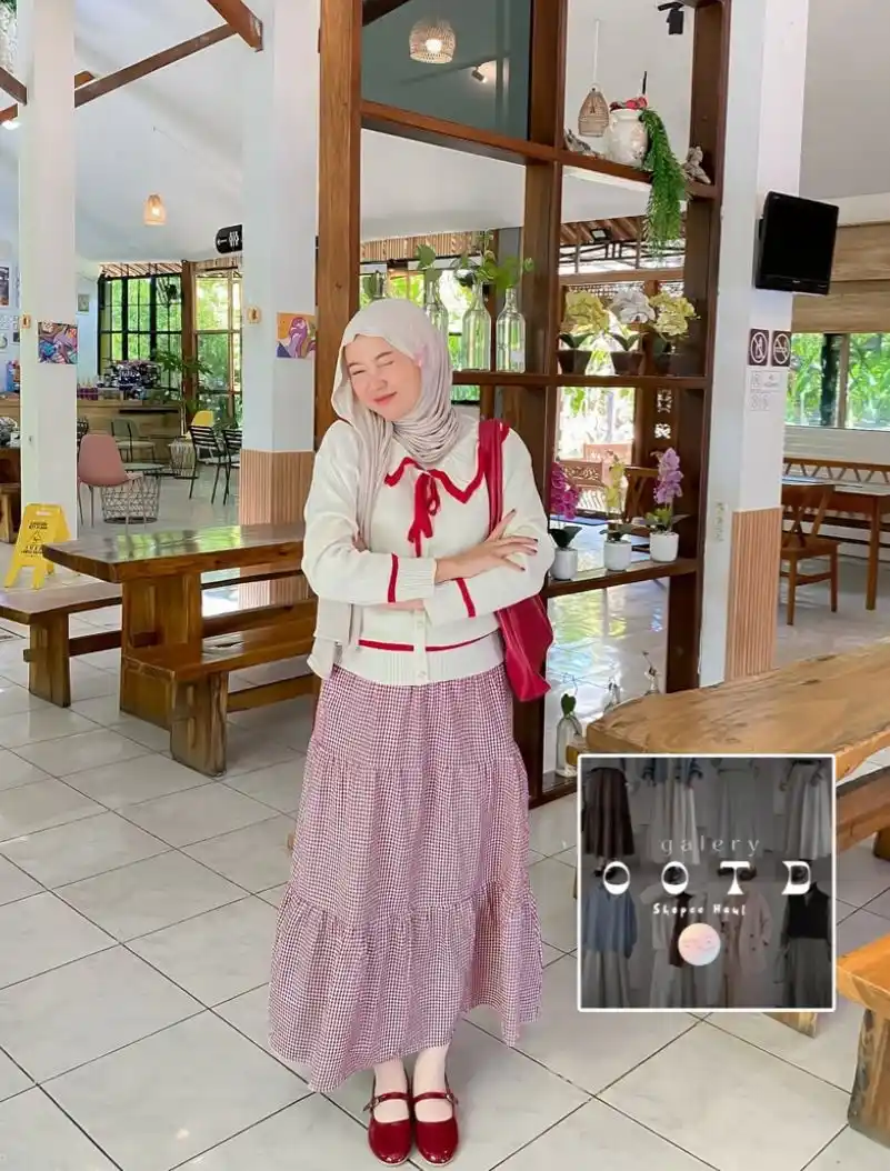 Image from  ִ𐙚 𝐆𝐚𝐥𝐞𝐫𝐲 𝐎𝐎𝐓𝐃  𝜗𝜚 ࣪˖ ִ♡ : Inspirasi Outfit Hangout With Bestie✨   🪷Hijab https://s.shopee.co.id...