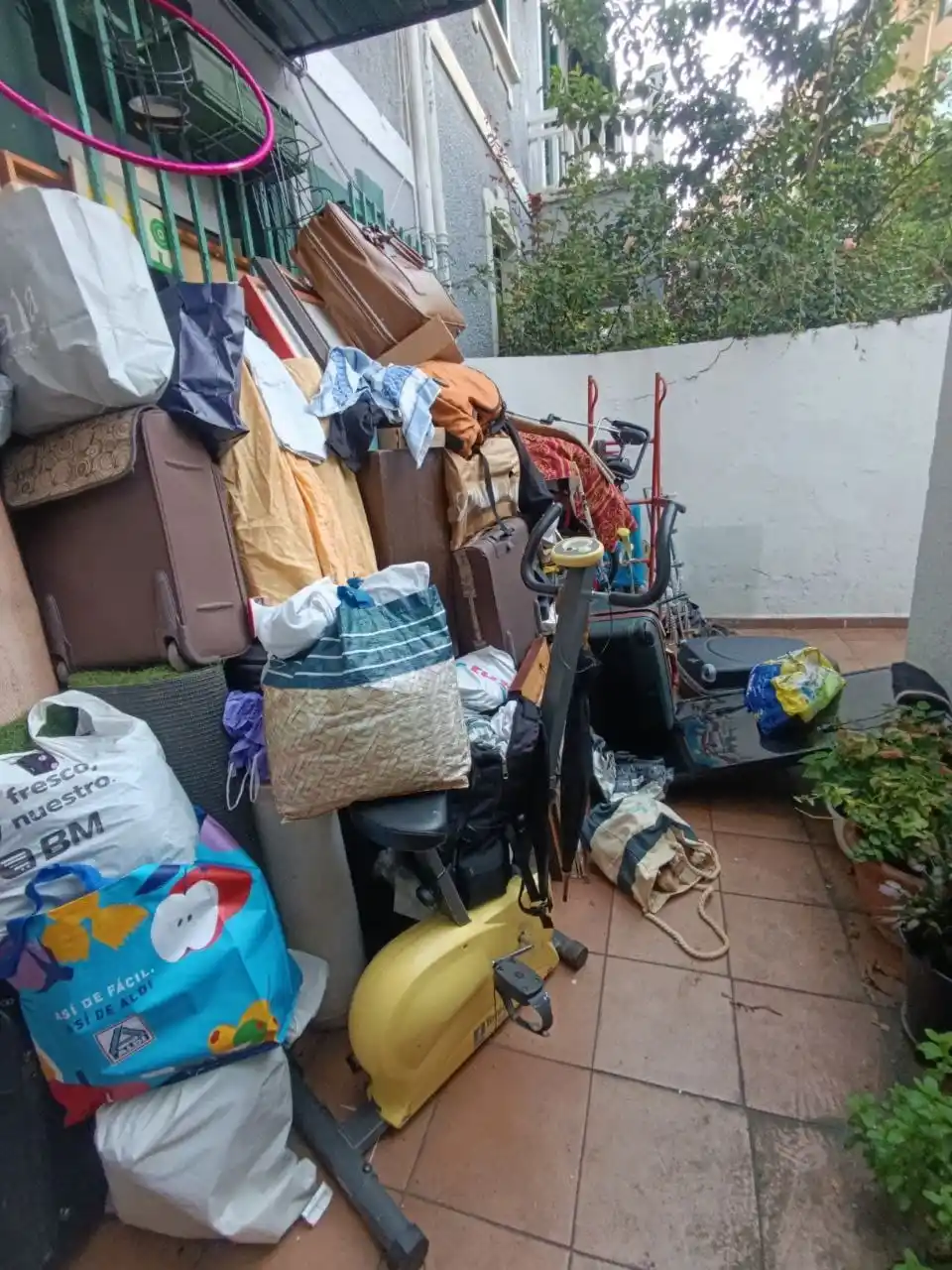 Image from Diario de Getxo -DDG-: 🔴 *La acumulación de basura en zonas comunes de un inmueble de Romo p...