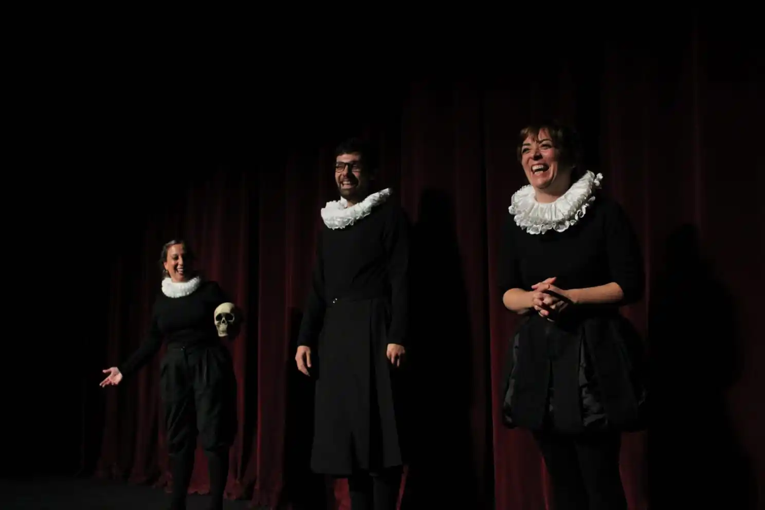 Image from Mayores Avilés: 🎭 Una 'troupe' de actores se lanza al reto de un "Hamlet" muy especia...