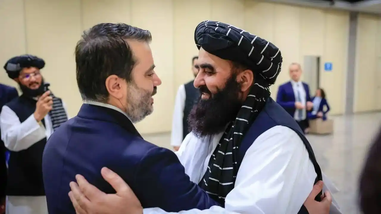 Image from روج افا الحدث .K: لقاء يجمع بين وزير الخارجية الأفغاني و وزير الخارجية السوري وتبادل قبل...