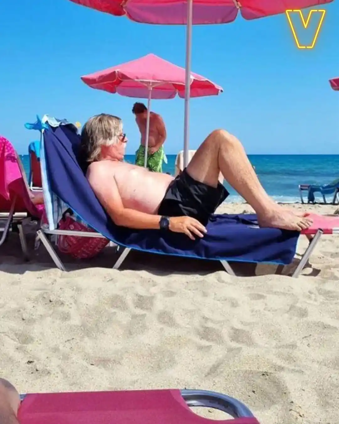 Image from Vandaag Inside: Ook Johan heeft er een héérlijk stranddagje op zitten! 🤪...