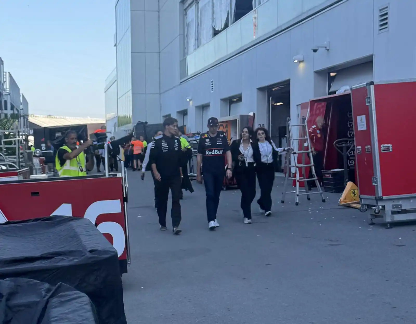 Image from FormulaArg: 🚨| Tras 45 minutos, Max y George salieron de la reunión con los comis...