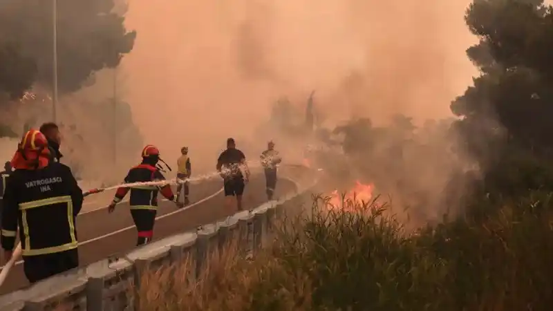 Image from VRT NWS: Aan de Kroatische kust woeden er momenteel hevige natuurbranden. Daard...
