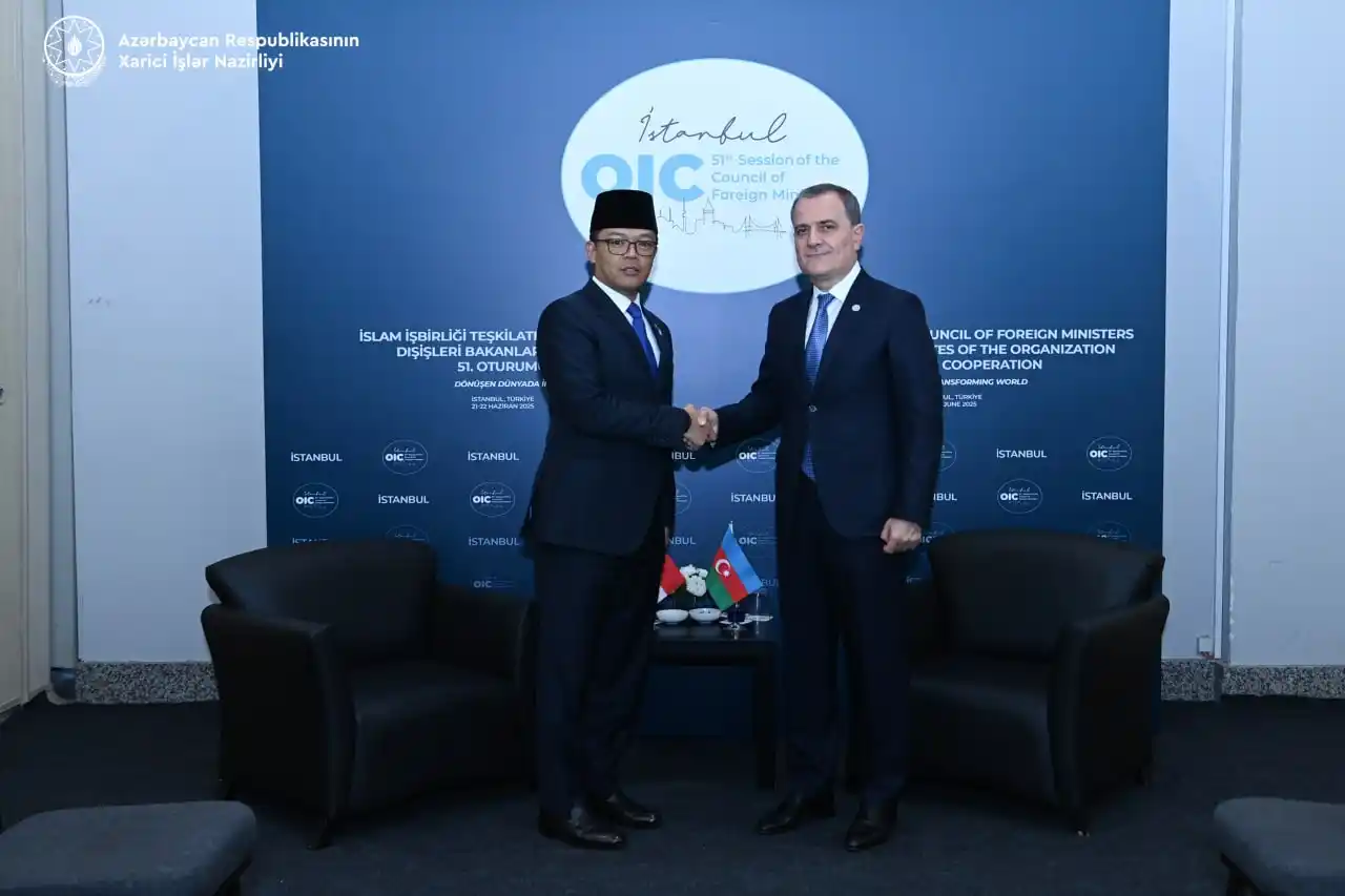 Image from BAKU TV: *Rəsmi Cakarta İndoneziya vətəndaşlarının İrandan təxliyəsinə görə Azə...