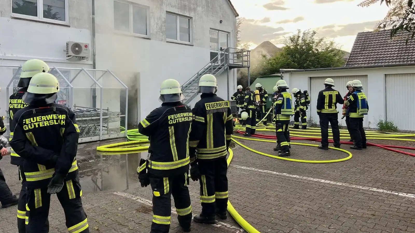Image from NW Gütersloh: ➡️ *Brand in Gütersloher Supermarkt:* Feuerwehr im Einsatz - Markt ble...