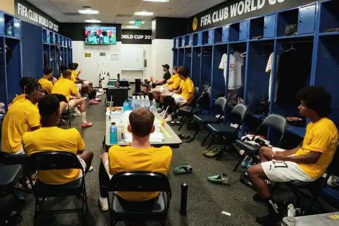 Image from 𝗙𝗨𝗧𝗡𝗘𝗪𝗦 - 📰⚽️: *🥵 Calorão nos EUA faz reservas do Dortmund assistirem jogo do vestiá...