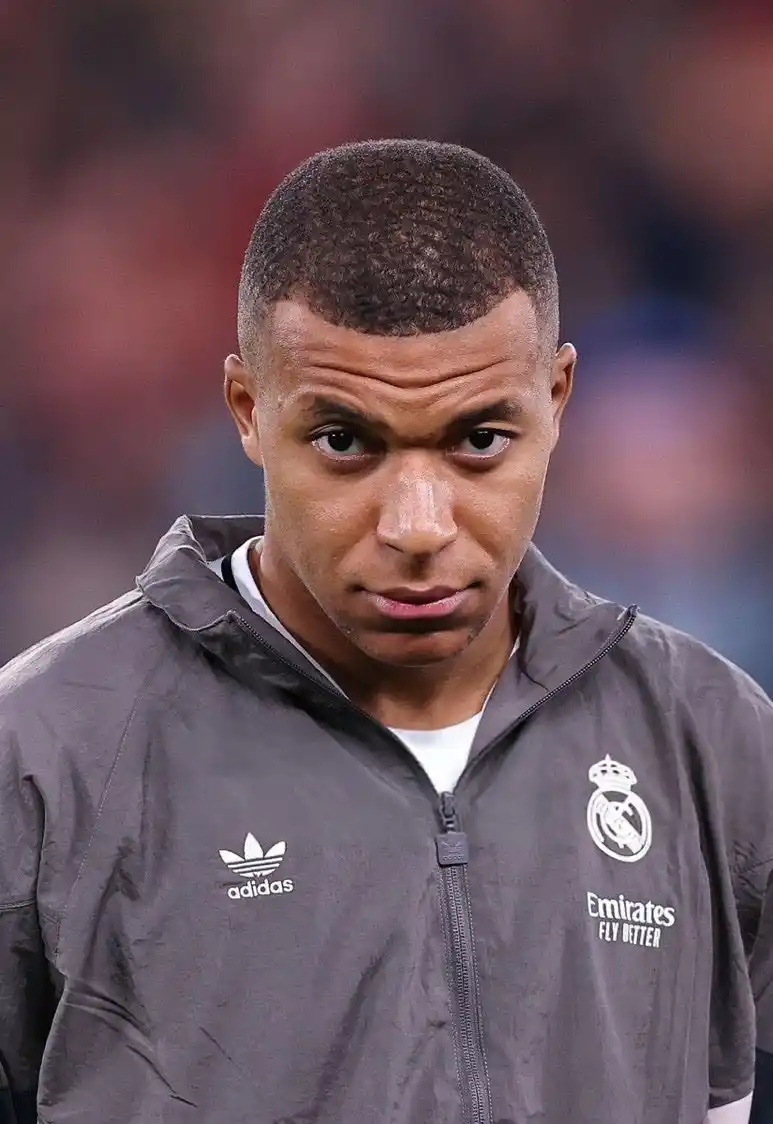 Image from 𝗙𝗨𝗧𝗡𝗘𝗪𝗦 - 📰⚽️: *🚫 FORA DO JOGO!* _Kylian Mbappé está *confirmado como desfalque* na...