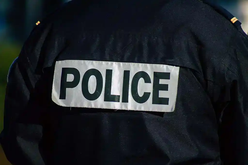Image from Actu17: Bagnols-sur-Cèze : Deux policiers blessés après une violente agression...