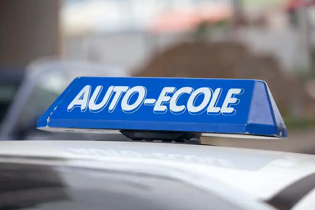 Image from Actu17: Clichy : Une monitrice d’auto-école de 27 ans contrôlée à 132 km/h et ...