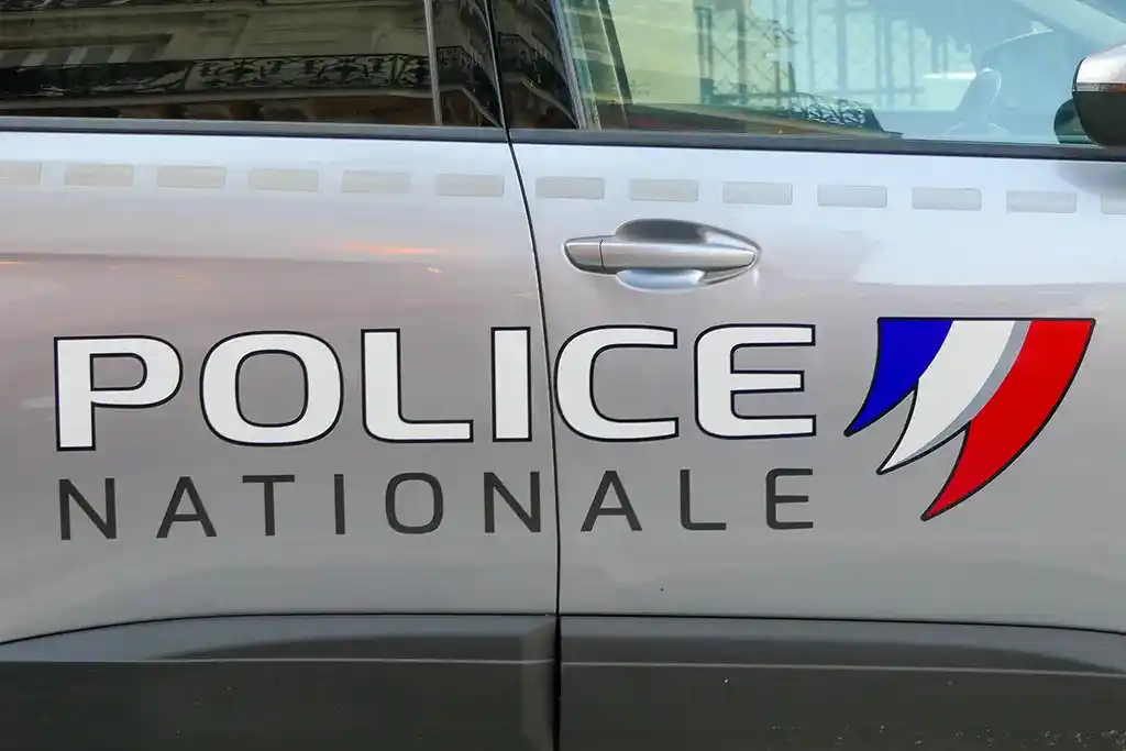 Image from Actu17: Tours : Poignardée dans un appartement, une jeune femme nue se réfugie...