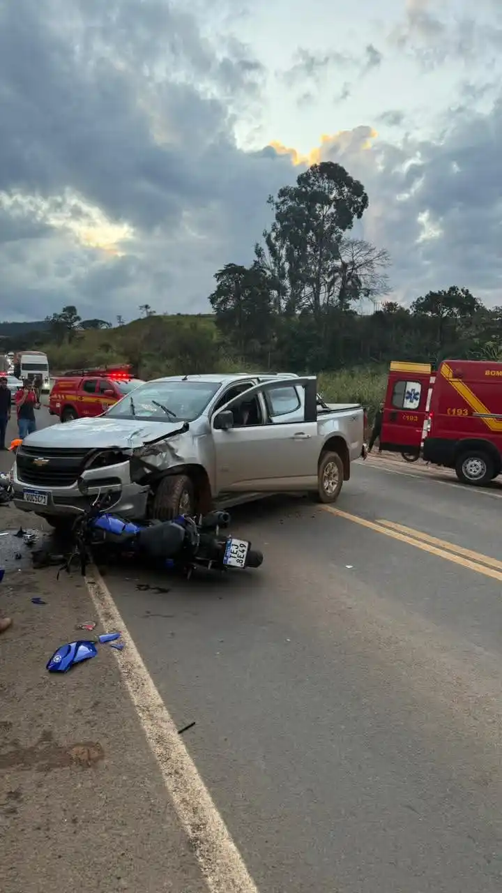 Image from JORNAL CORREIO SUDOESTE GUAXUPE MG: *BOMBEIROS ATENDEM À VÍTIMA DE COLISÃO ENTRE CAMINHONETE E MOTOCICLETA...