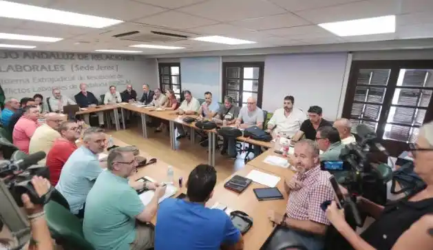 Image from Diario de Cádiz: 👏 ¡Buenas noches! A estas horas *continúan las negociaciones del meta...