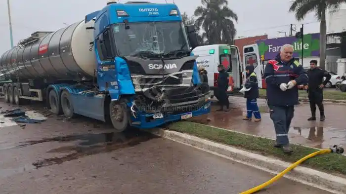 Image from Radio Sudamericana: 🔴 *CHOCARON TRES CAMIONES SOBRE LA AVENIDA 3 DE ABRIL: UNO DE LOS VE...