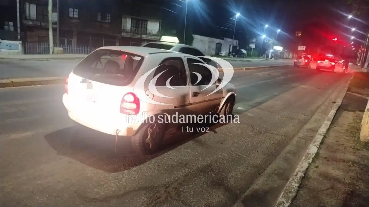 Image from Radio Sudamericana: 🔴 *CORRIENTES: SE DURMIÓ Y DEJÓ SU AUTO EN PLENA AVENIDA*  Este sábad...
