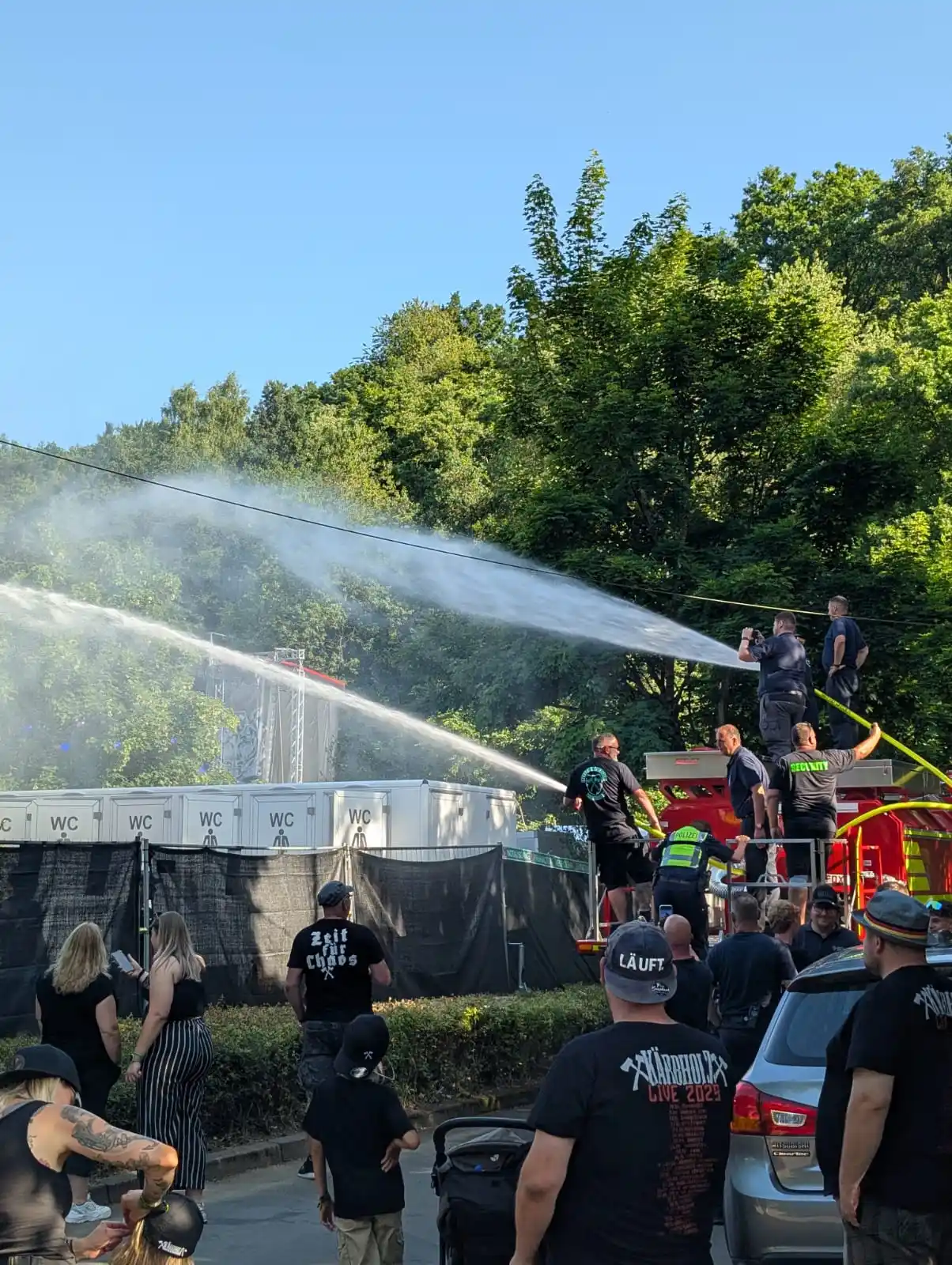 Image from Windeck24: Die Feuerwehr Windeck sorgt für die nötige Abkühlung beim Kärbholz Hei...