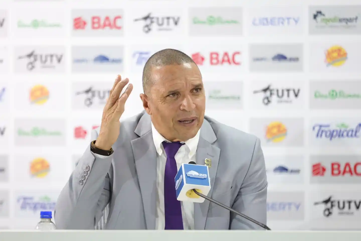 Image from La Nación Saprissa: 💜🤍 *Erick Lonis* aclara si quiere reemplazar a *Juan Carlos Rojas co...