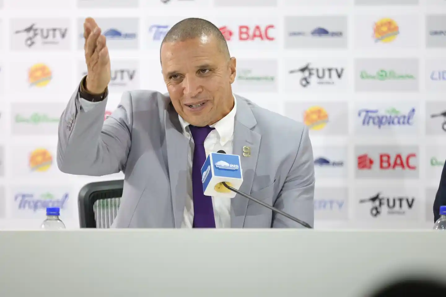 Image from La Nación Saprissa: 💜🤍 *¿Habrá fichajes en Saprissa? Erick Lonis aclara la situación* 💜...