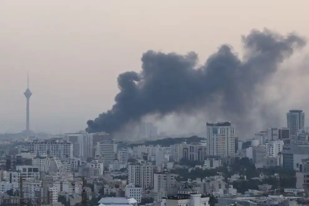 Image from Radio Sudamericana: 🔴 *ISRAEL ATACÓ 20 INSTALACIONES NUCLEARES Y DE PRODUCCIÓN DE ARMAS E...