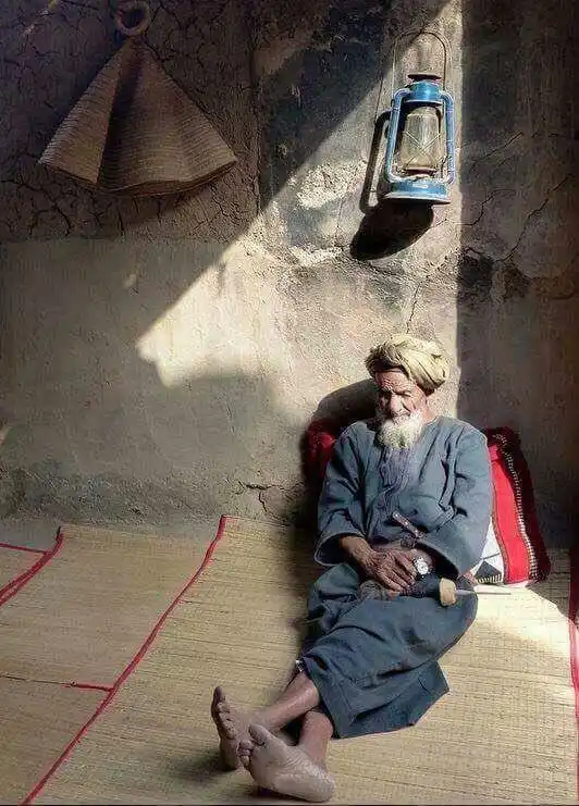 Image from الخيمة العمانية: " ما قيمةُ الناس إلا في مَبادئهم لا المالُ يبقى ولا الألقابُ والرٌّتب...