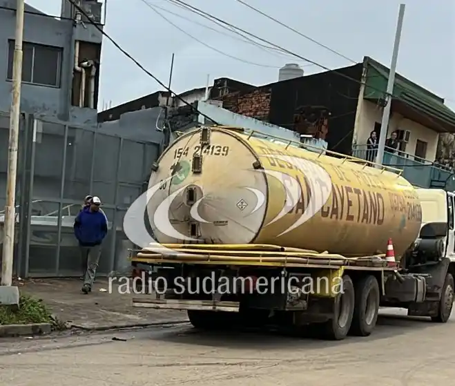 Image from Radio Sudamericana: 🔴 MOTOCICLISTA TERMINÓ BAJO UN CAMIÓN: SUFRIÓ TRAUMATISMO Y FRACTURA ...