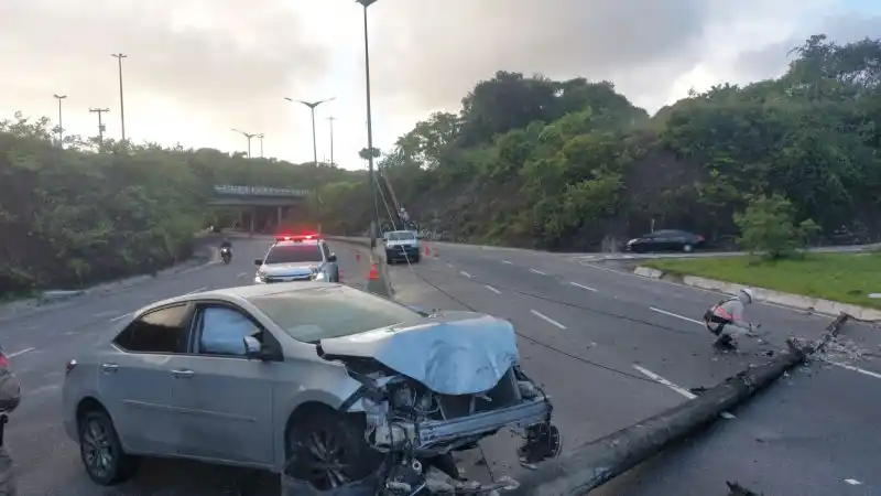 Image from Portal RotaPB: Motorista derruba poste na Avenida Pedro II e foge do veículo ☞ https:...