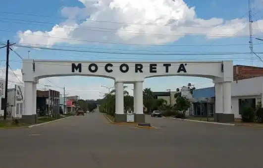 Image from Radio Sudamericana: *🔴 MURIÓ UN TRABAJADOR TRAS QUEDAR ATRAPADO EN UNA GRÚA EN MOCORETÁ* ...