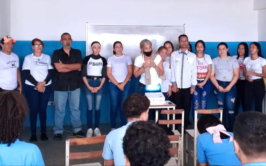Image from UBV Al Día: ⭕ *Redes Sociales: ¿Aliadas o Enemigas de Nuestros Jóvenes?* https://w...