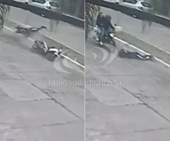 Image from Radio Sudamericana: *🚨 VIDEO: JOVEN IMPACTÓ CONTRA UN POSTE Y FUE ARROLLADO POR OTRA MOTO...