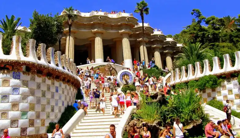Image from ZAP Notícias: *Barcelona está no seu ponto de rotura. A culpa é do turismo* De ponto...