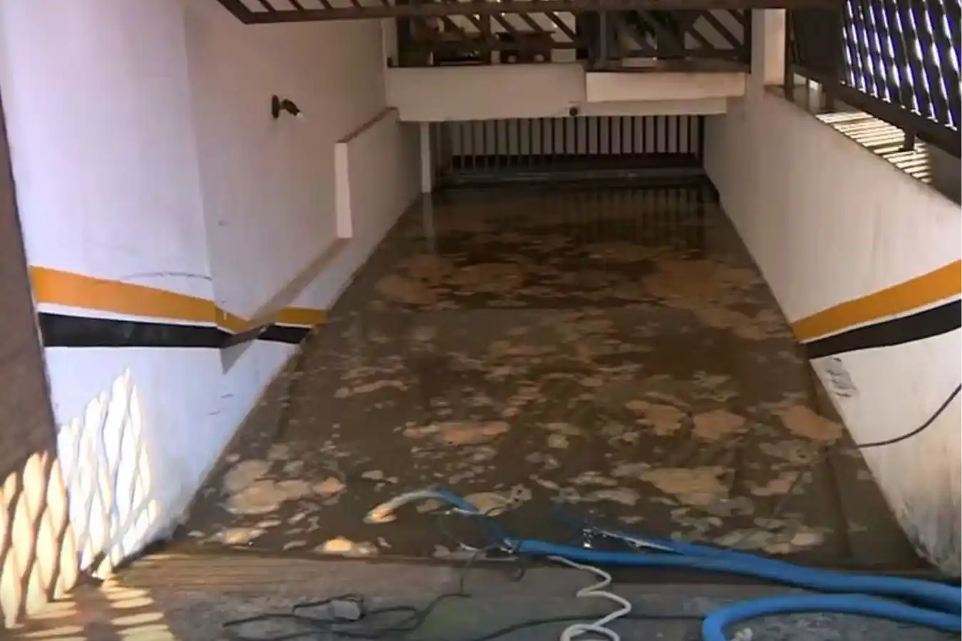 Image from g1 | Campinas e Região: Carros e moto ficam submersos após alagamento em subsolo de prédio na ...