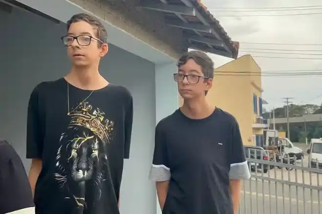 Image from g1 | Campinas e Região: Com 2 metros de altura aos 14 anos, gêmeos vivem rotina desafiadora ap...