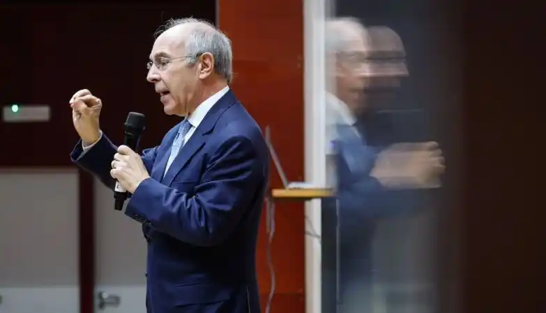 Image from ZAP Notícias: *Gouveia e Melo não “afunda”, mas Marques Mendes já respira* Marques M...
