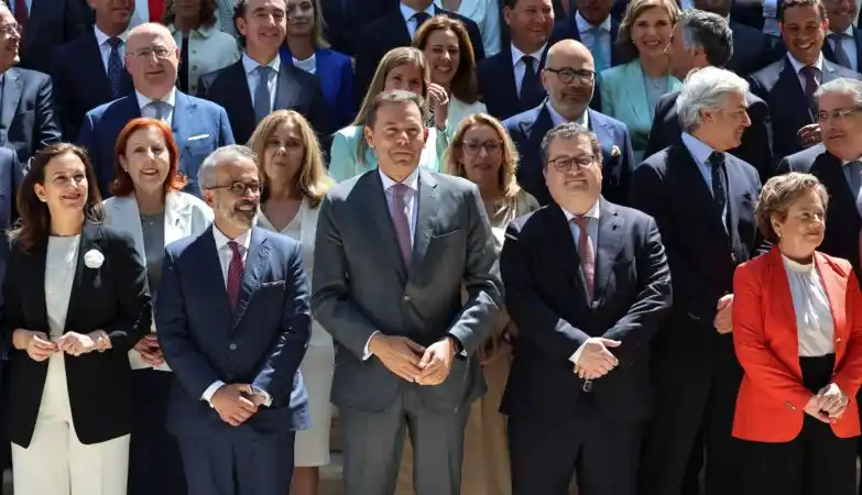 Image from ZAP Notícias: *Governo integrou 27 medidas do Chega e 25 do PS no seu programa* Das ...