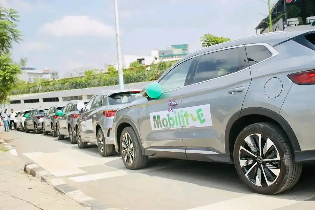 Image from Ahadu Radio And Television: *"ሞቢሊቲ ኢ" ከድጋፍ ማይክሮ ፋይናንስ ጋር በመተባበር 50 የኤሌክትሪክ ተሽከርካሪዎችን ለደንበኞች አስረከበ*...
