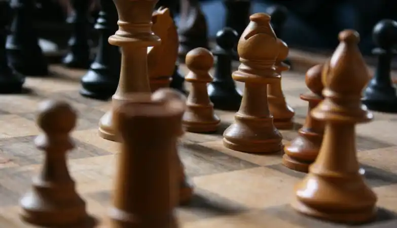 Image from ZAP Notícias: *Os talibãs tem um novo alvo inusitado: o xadrez* Os talibãs estão a p...