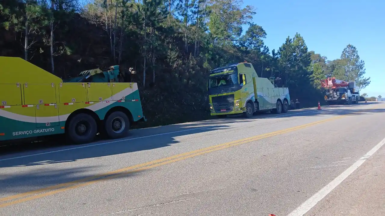 Image from Ecovias Sul | Canal no WhatsApp : ⚠️Pista totalmente bloqueada no km 166 da BR-392, em ambos sentidos, n...
