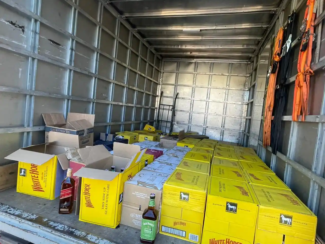 Image from g1 | Campinas e Região: Polícia de Campinas apreende 370 garrafas de uísque e vodka e prende s...
