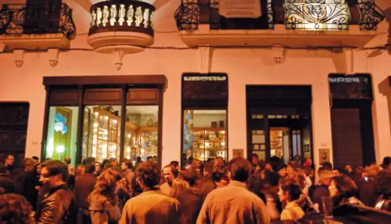 Image from ZAP Notícias: *Porto proíbe venda de álcool para consumo na rua depois das 21h* Depo...