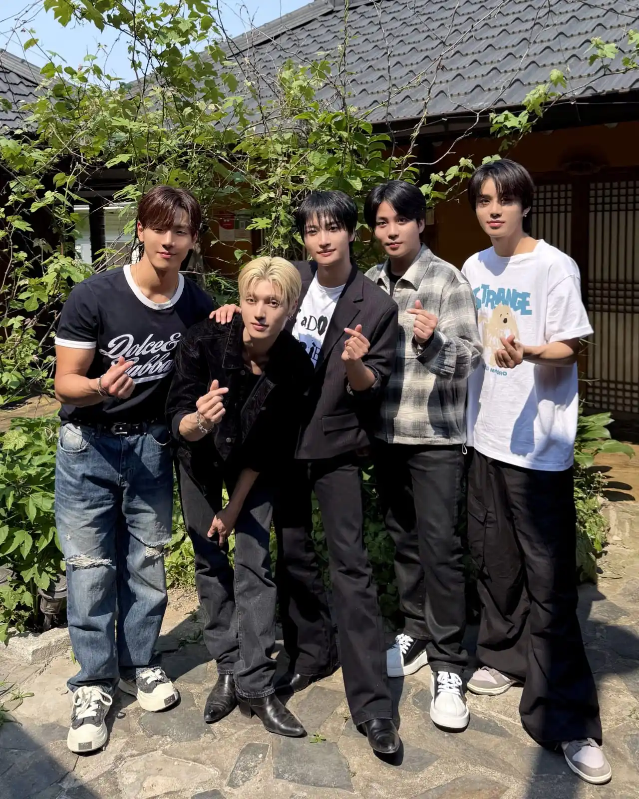 Image from 𝟖 𝐌𝐀𝐊𝐄𝐒 𝟏 𝐓𝐄𝐀𝐌 | ATEEZ UPDATES: *[📸] Seonghwa, Wooyoung and Jongho with Shownu and Jungwoo*  <a class...