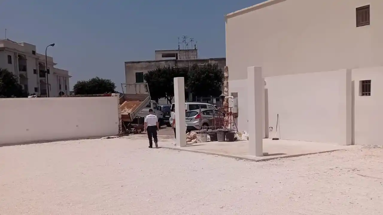 Image from BrindisiReport.it: Abusi edilizi in un terreno a due passi dal centro storico e falso: si...