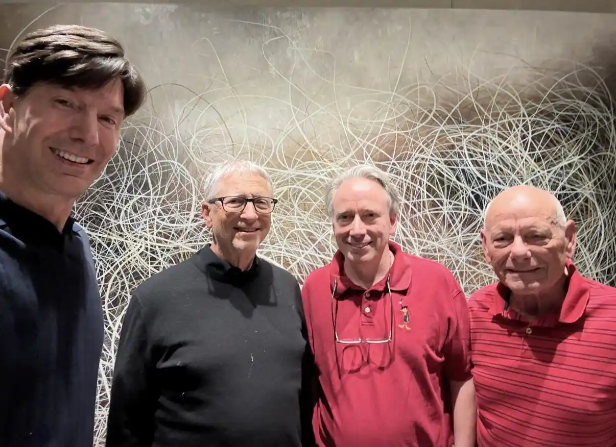 Image from OSTechNix: Bill Gates and Linus Torvalds meet for the first time at a dinner host...