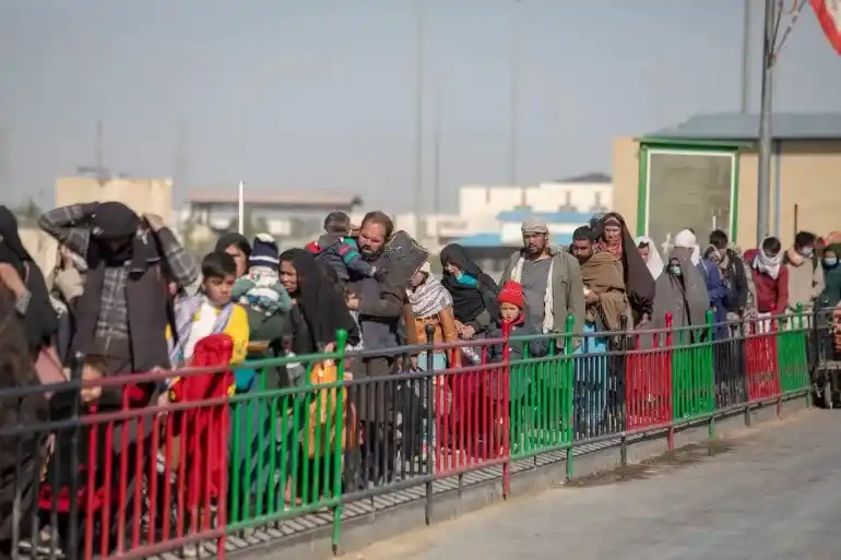 Image from MIDDLE EAST REVIEW: 🇮🇱 🇮🇷  *ISRAEL - IRAN UPDATES*  *Afghan refugees flee Iran as Isra...