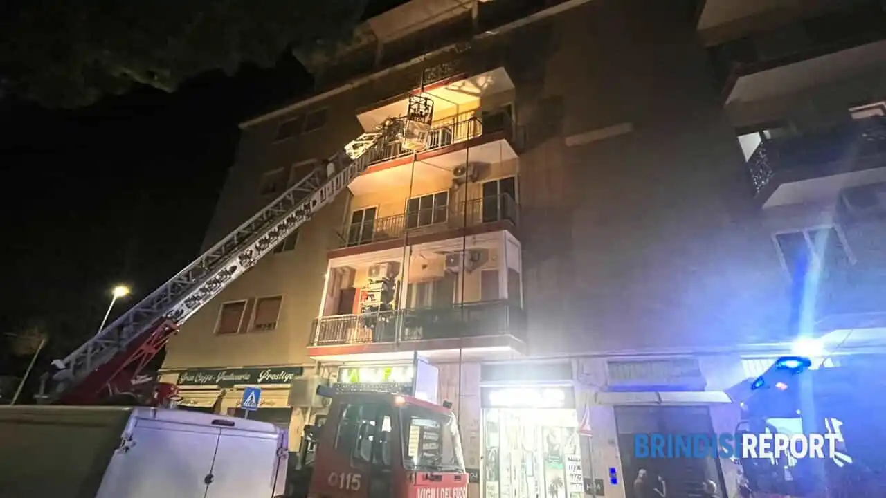Image from BrindisiReport.it: Incendio in un appartamento: evacuata palazzina. I proprietari non era...