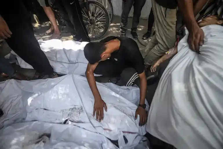 Image from MIDDLE EAST REVIEW: 🇵🇸 *PALESTINE UPDATES* *Israeli attacks kill 84 Palestinians in Ga...