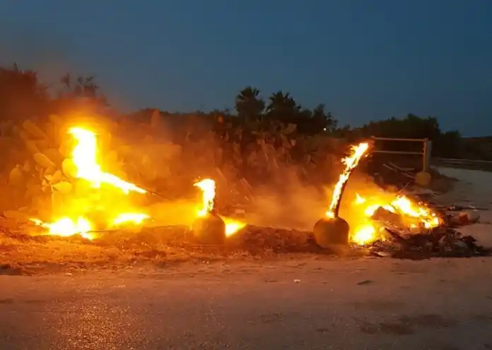 Image from BrindisiReport.it: Teknoservice presa di mira: incendiati due nuovi cassoni sulla litoran...