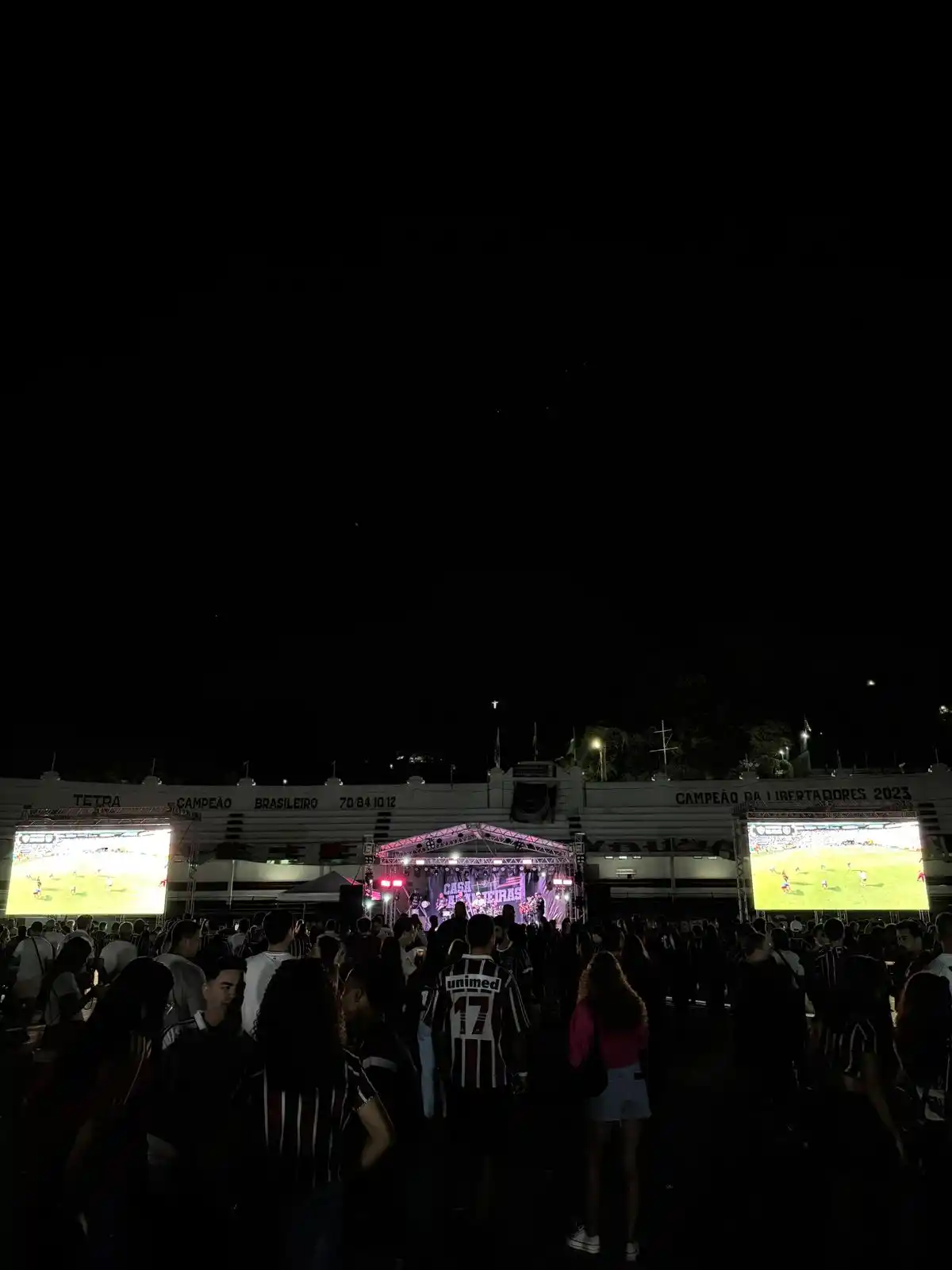 Image from Fluminense FC: A torcida Tricolor reunida na <a class="text-blue-500 hover:underline ...
