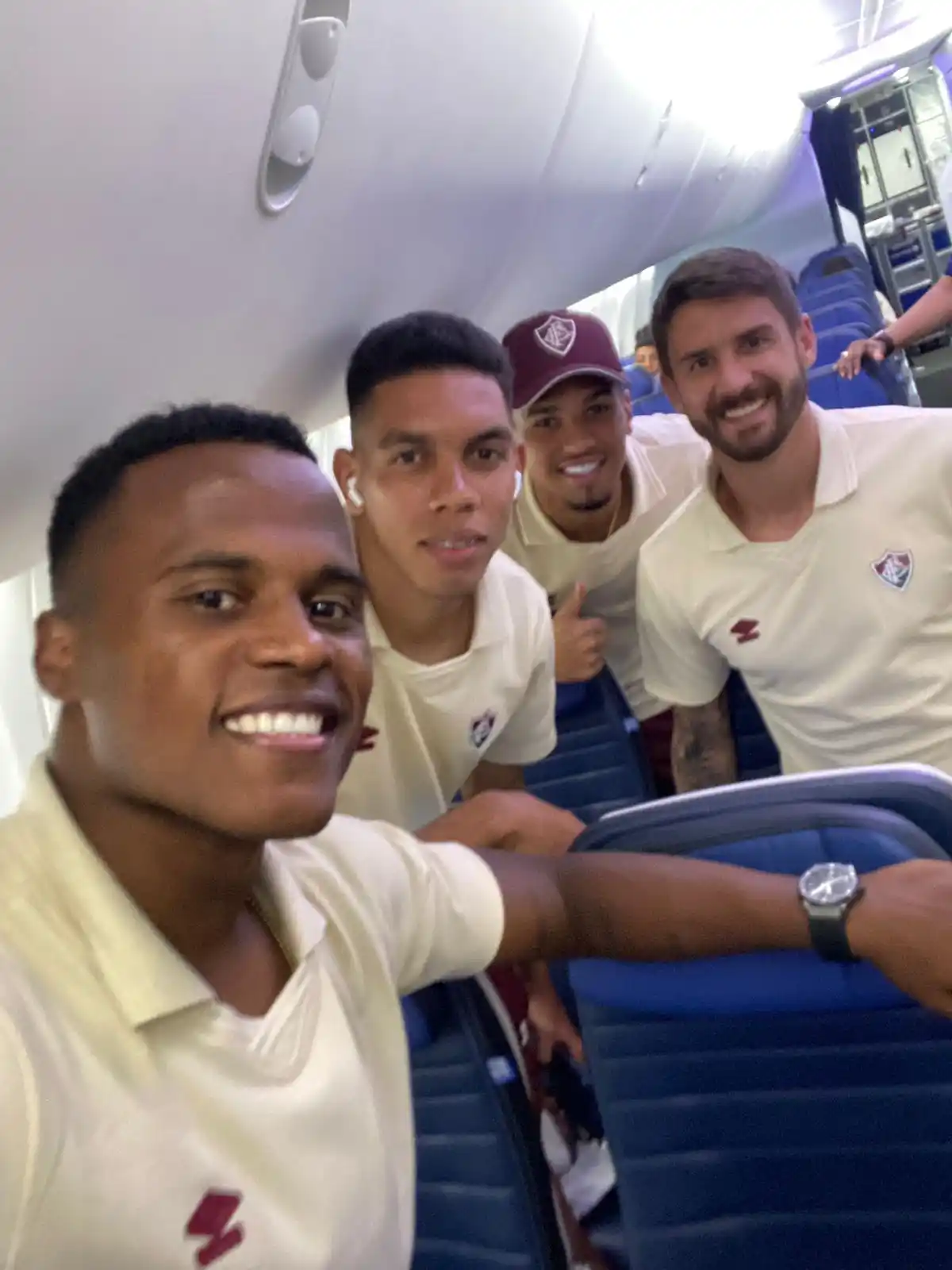 Image from Fluminense FC: Carrosselfie rumo a Nova Jersey! ✈️🇭🇺🇺🇸 Você acompanha todos os j...
