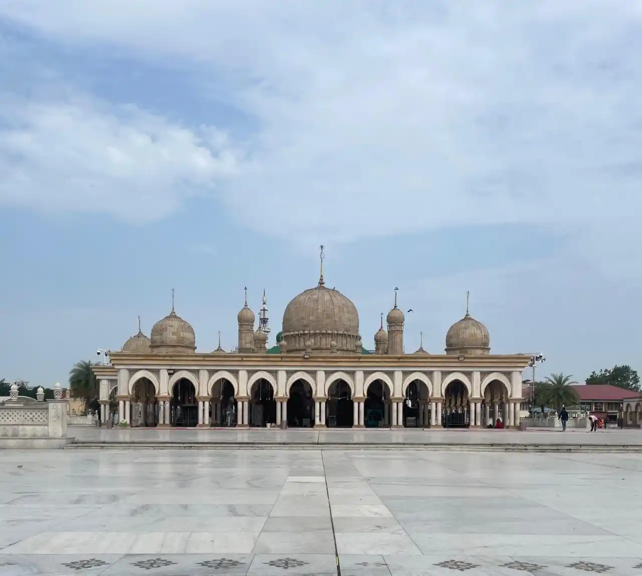 Image from Tajushshariah Network Lucknow: Jo Bhi Dar Pe Aagaya, Mann Ki Muraadeiñ Paa Gaya Khaali Na Louta Kabhi...